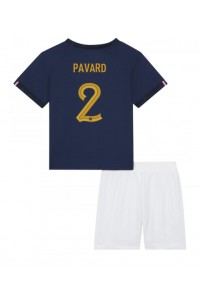Ranska Benjamin Pavard #2 Jalkapallovaatteet Lasten Kotipeliasu MM-kisat 2022 Lyhythihainen (+ Lyhyet housut)